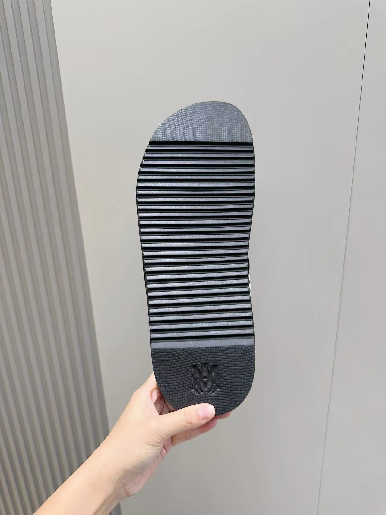 [AMIRI*AMIRI] P:500💰 Size: 39-45 Official website new original version 1:1 AMIRI*AMIRI classic men's sandals, high-end boutique, original material, TPU foam bottom, fine workmanship, casual, loose and comfortable, a must-have in summer.